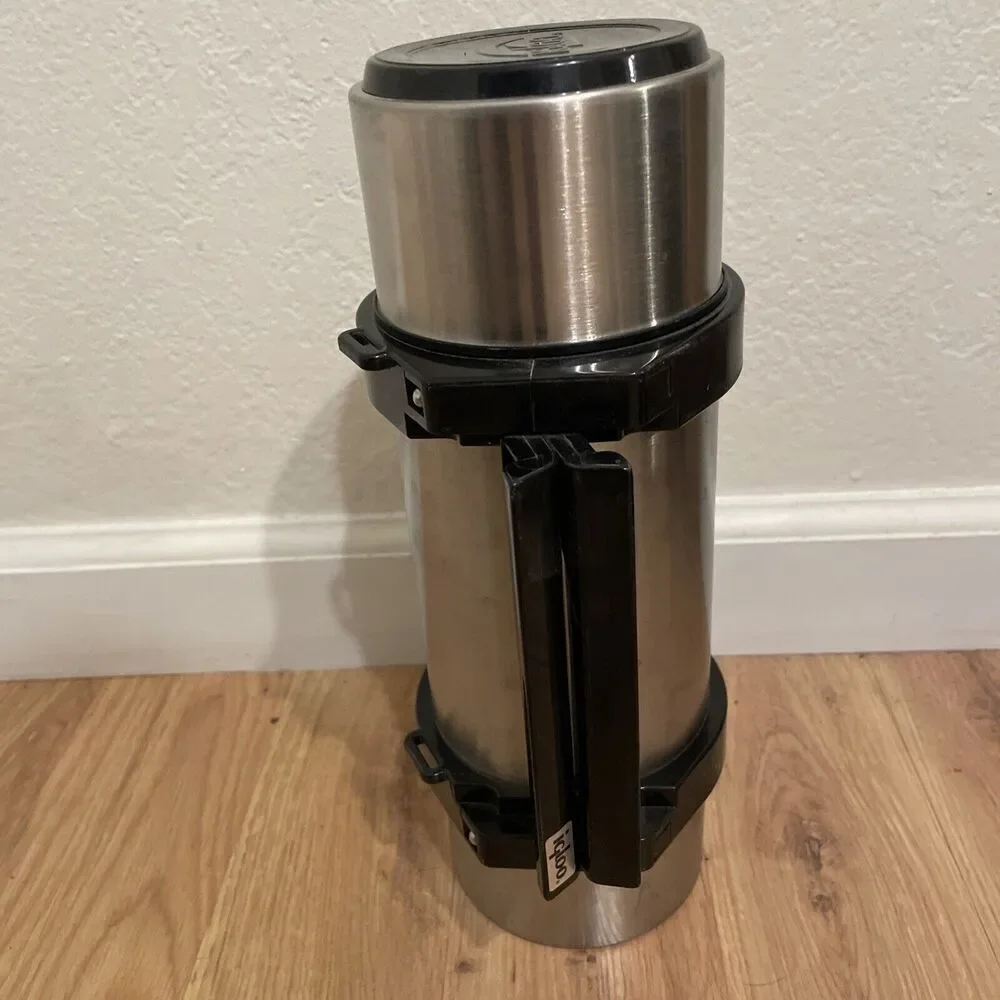 Igloo Thermos, Hot And Cold Drinks, 4 Pieces, Collapsible Handle For Storage 1 L